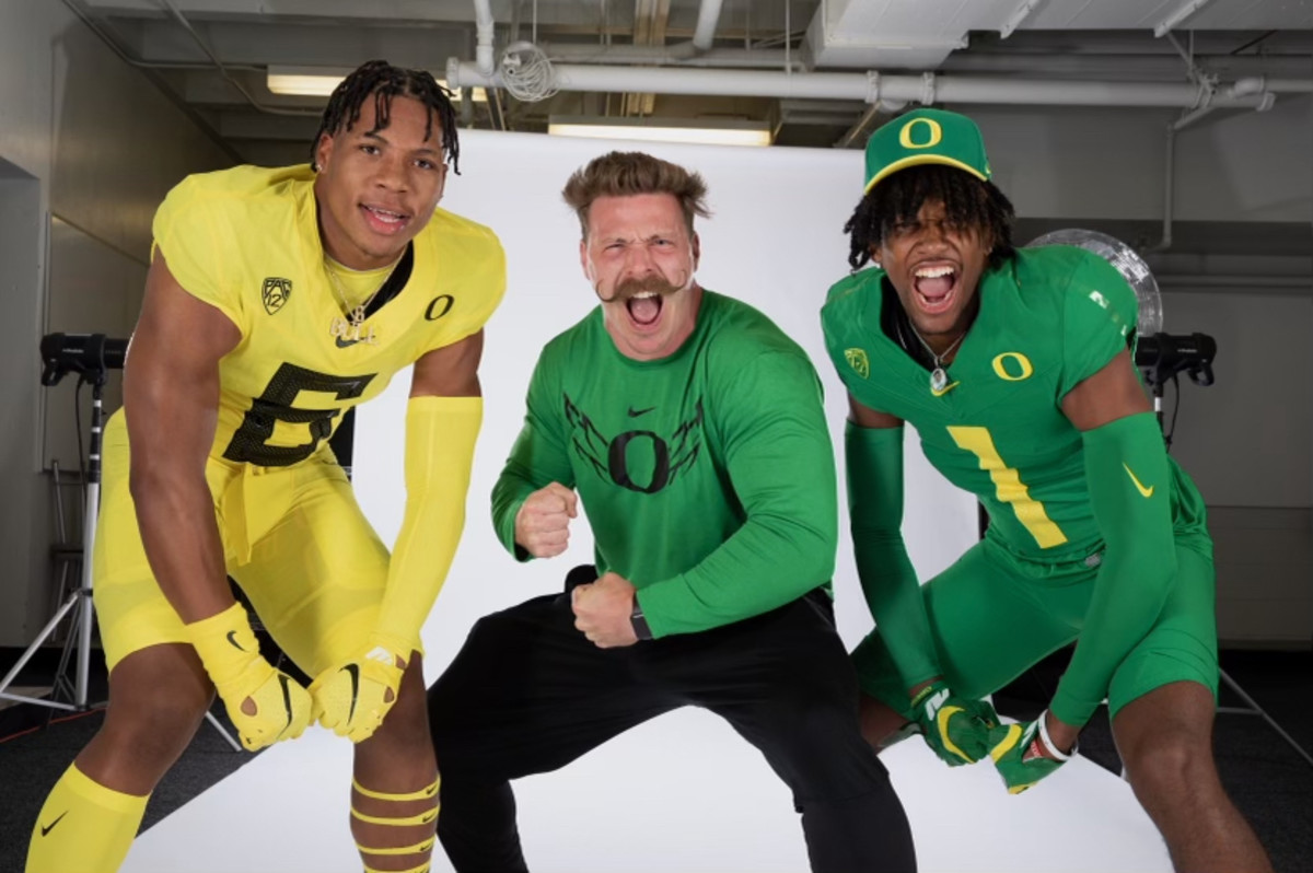 Aaron feld flexes and yells with Oregon commits TJ Dudley and Stephon Johnson. 